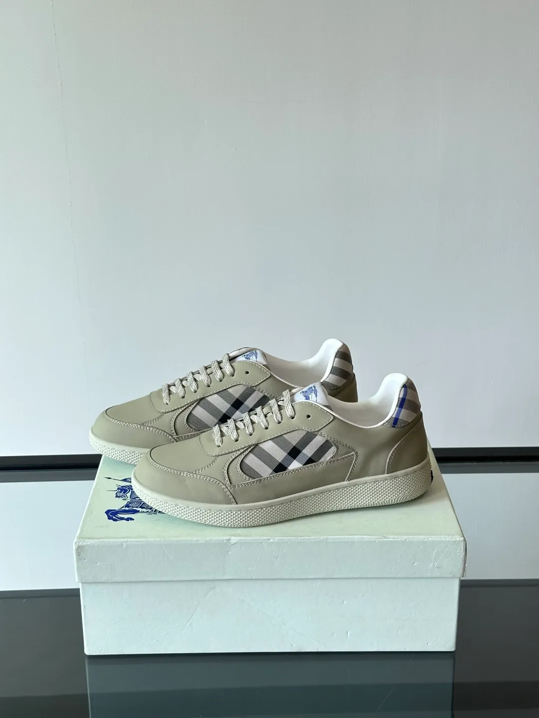 p400💰Men's Shoes ▫️B's men's classic low-top sneakers are reinterpreted with Vintage retro plaid cotton and cowhide materials, and are decorated with a new brand logo. Features embossed Burberry lettering logo on heel and original outsole! Size: 38-44 (45.46 customized)